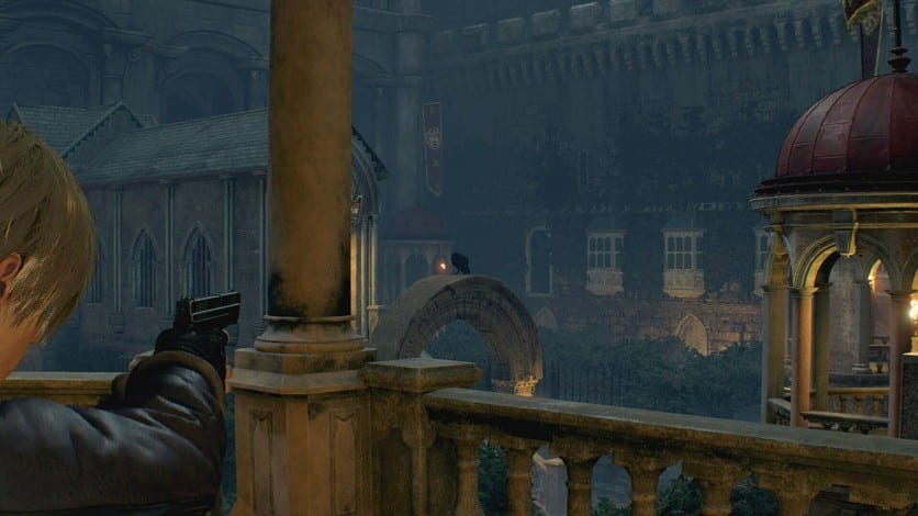 Leon S. Kennedy aiming his gun at a crow in RE4 Remake.